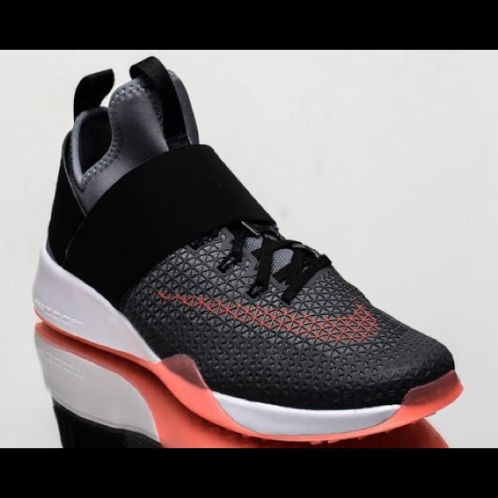 NIKE AIR ZOOM STRONG